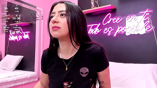 Snapshot of JuliethCruz_ chatting on December 14, 3:17 pm JuliethCruz online show from December 14, 3:17 pm