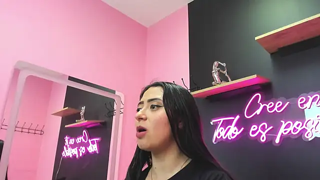 Snapshot of JuliethCruz_ chatting on December 16, 7:40 pm JuliethCruz online show from December 16, 7:40 pm