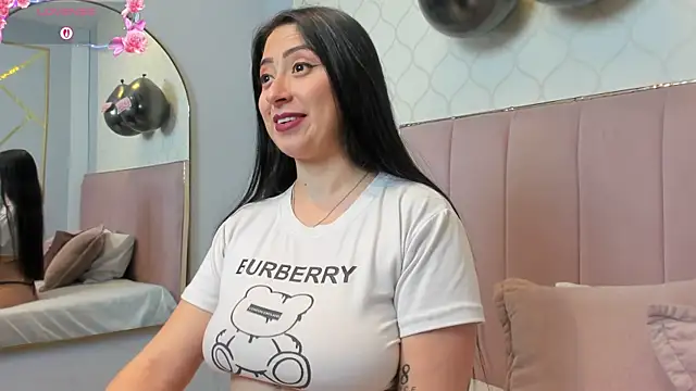 Snapshot of JuliethCruz_ chatting on February 22, 7:37 pm JuliethCruz online show from February 22, 7:37 pm