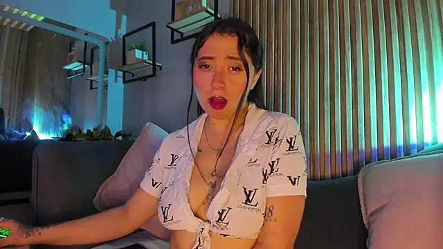 Snapshot of JuliethCruz_ chatting on June 18, 7:30 pm JuliethCruz online show from June 18, 7:30 pm