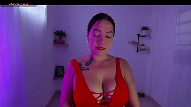 Snapshot of Saraarouusee chatting on November 18, 8:34 pm Saraarouusee online show from November 18, 8:34 pm