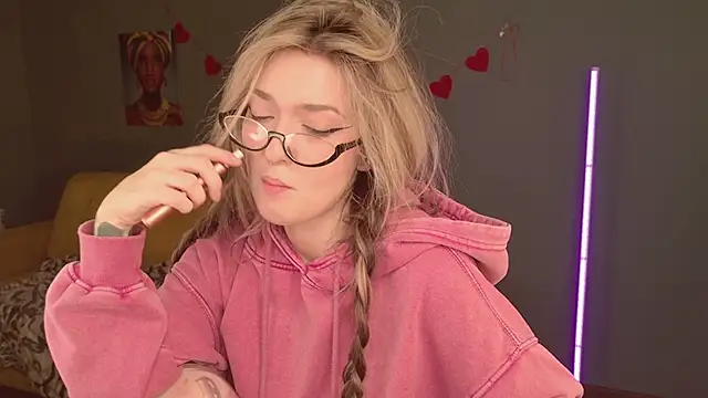 Snapshot of BellaSink chatting on February 15, 5:41 am BellaSink online show from February 15, 5:41 am