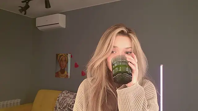 Snapshot of BellaSink chatting on March 1, 5:40 am BellaSink online show from March 1, 5:40 am