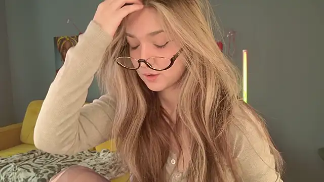 Snapshot of BellaSink chatting on February 19, 5:37 am BellaSink online show from February 19, 5:37 am