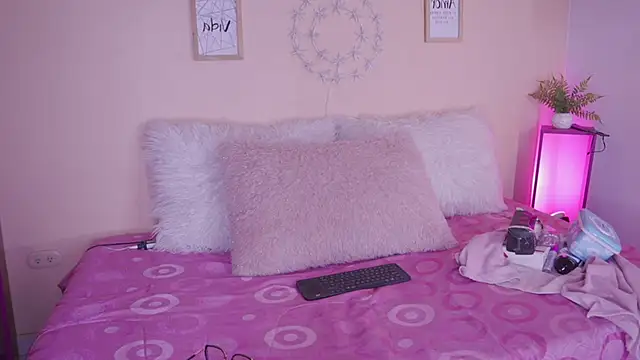 Snapshot of Meggie_ chatting on November 15, 7:40 pm Meggie online show from November 15, 7:40 pm