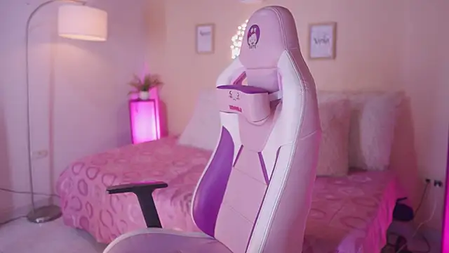 Snapshot of Meggie_ chatting on November 24, 11:16 pm Meggie online show from November 24, 11:16 pm