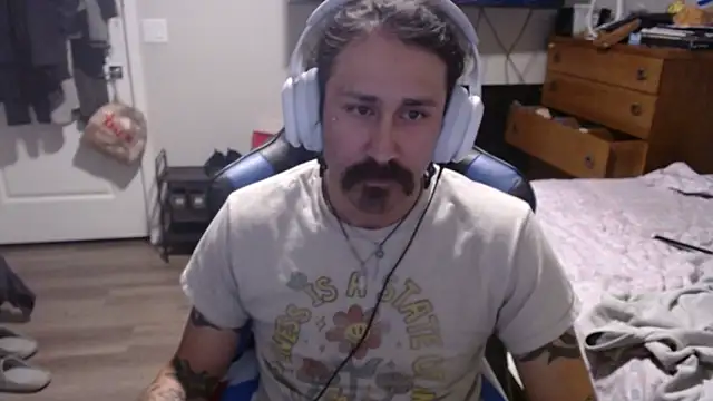 Snapshot of KatMan2869 chatting on May 23, 6:34 am KatMan2869 online show from May 23, 6:34 am