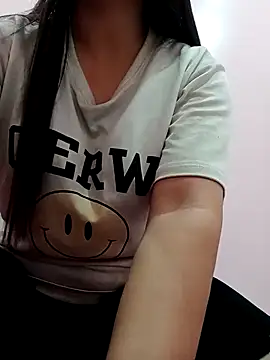 Snapshot of Erza-- chatting on October 16, 1:14 am Erza-- online show from October 16, 1:14 am
