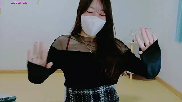 Snapshot of TSUKI_circle chatting on December 18, 2:32 pm TSUKI circle online show from December 18, 2:32 pm