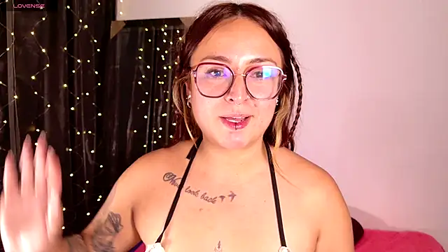 Snapshot of Rhosynn chatting on November 28, 6:46 am Rhosynn online show from November 28, 6:46 am