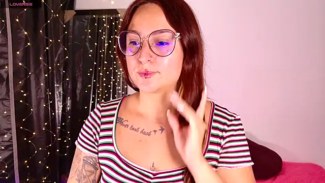 Snapshot of Rhosynn chatting on November 20, 3:18 am Rhosynn online show from November 20, 3:18 am