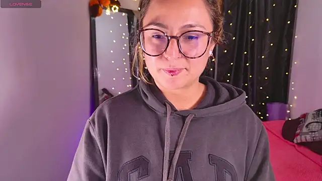 Snapshot of Rhosynn chatting on October 29, 2:43 am Rhosynn online show from October 29, 2:43 am