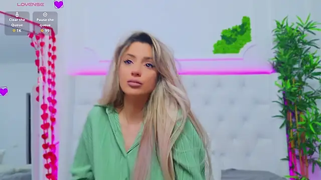 Snapshot of AriannaSins chatting on March 18, 7:55 pm AriannaSins online show from March 18, 7:55 pm