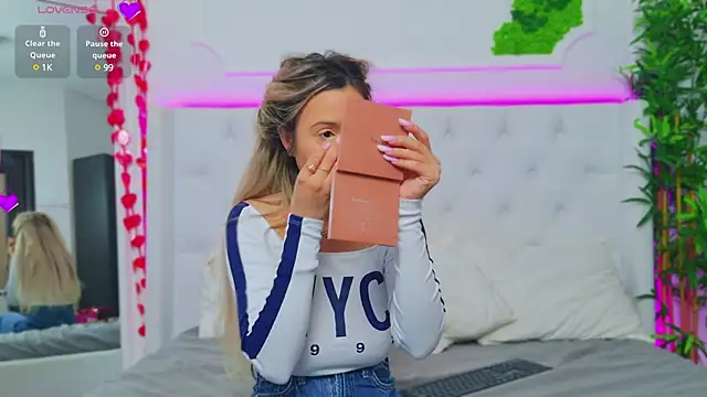 Snapshot of AriannaSins chatting on March 20, 1:15 pm AriannaSins online show from March 20, 1:15 pm