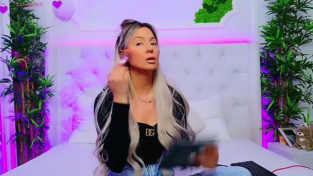 Snapshot of AriannaSins chatting on November 5, 2:31 pm AriannaSins online show from November 5, 2:31 pm