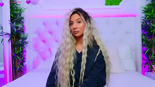 Snapshot of AriannaSins chatting on November 4, 1:37 pm AriannaSins online show from November 4, 1:37 pm