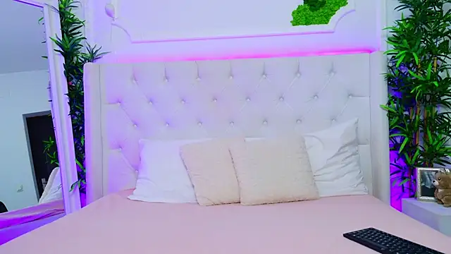 Snapshot of AriannaSins chatting on December 5, 1:32 pm AriannaSins online show from December 5, 1:32 pm