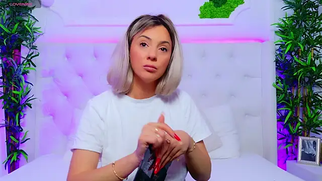 Snapshot of AriannaSins chatting on November 10, 3:06 pm AriannaSins online show from November 10, 3:06 pm