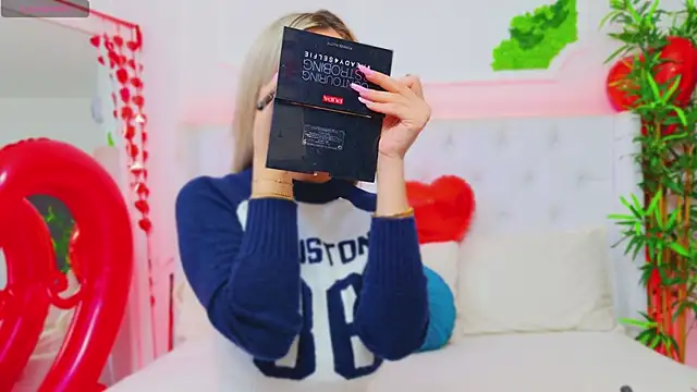 Snapshot of AriannaSins chatting on February 14, 1:40 pm AriannaSins online show from February 14, 1:40 pm