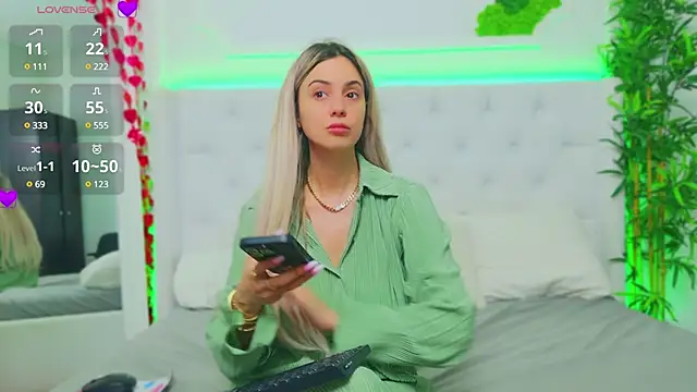 Snapshot of AriannaSins chatting on March 18, 1:44 pm AriannaSins online show from March 18, 1:44 pm