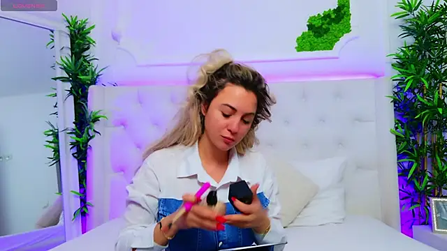 Snapshot of AriannaSins chatting on November 14, 1:37 pm AriannaSins online show from November 14, 1:37 pm