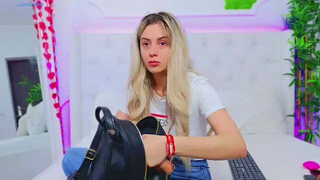 Snapshot of AriannaSins chatting on March 8, 6:21 am AriannaSins online show from March 8, 6:21 am