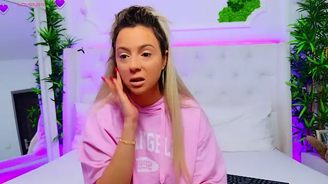 Snapshot of AriannaSins chatting on December 1, 1:23 pm AriannaSins online show from December 1, 1:23 pm