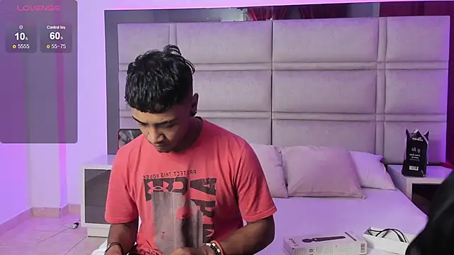 Snapshot of SweetAndSinful chatting on November 4, 3:21 am SweetAndSinful online show from November 4, 3:21 am