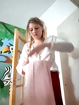 SandyCassie online show from April 28, 4:17 am