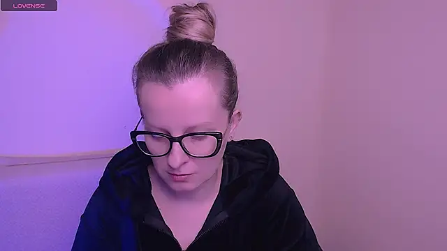 AllaLeomz online show from November 12, 7:45 am