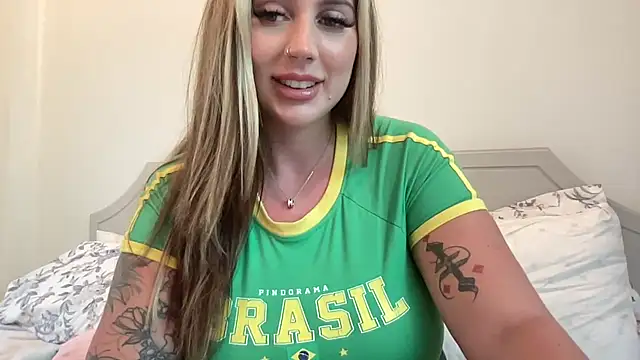 Amiraxevans online show from March 25, 11:20 am