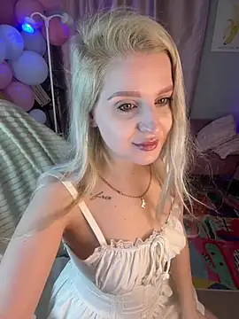 Snapshot of cold_blondie chatting on June 19, 5:24 am cold blondie online show from June 19, 5:24 am