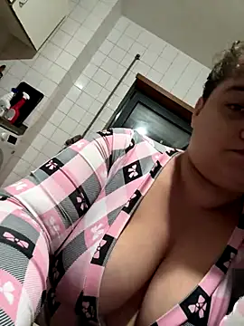 Snapshot of menina_coimbrinha chatting on November 12, 11:08 pm menina coimbrinha online show from November 12, 11:08 pm