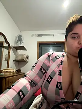 Snapshot of menina_coimbrinha chatting on December 4, 10:53 pm menina coimbrinha online show from December 4, 10:53 pm