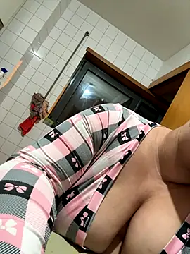 Snapshot of menina_coimbrinha chatting on October 27, 10:33 pm menina coimbrinha online show from October 27, 10:33 pm