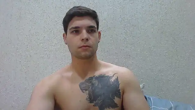 Snapshot of Zure-xxx chatting on June 17, 12:32 am Zure-xxx online show from June 17, 12:32 am
