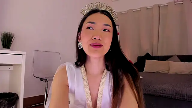 Divine Madeleine online show from January 10, 7:15 am