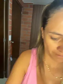 Snapshot of valentina_herrrera chatting on November 14, 3:54 am valentina herrrera online show from November 14, 3:54 am