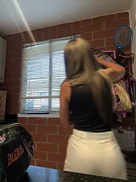 Snapshot of valentina_herrrera chatting on October 31, 9:22 pm valentina herrrera online show from October 31, 9:22 pm