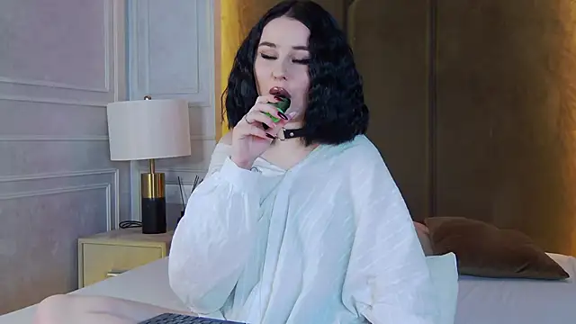 Snapshot of AliceLune chatting on November 27, 2:28 pm AliceLune online show from November 27, 2:28 pm