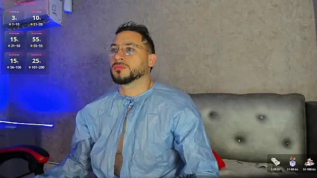 Snapshot of alexandro_black chatting on October 27, 12:17 pm alexandro black online show from October 27, 12:17 pm