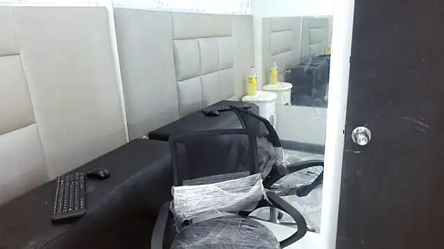 WinnyBarness online show from November 25, 2:01 am