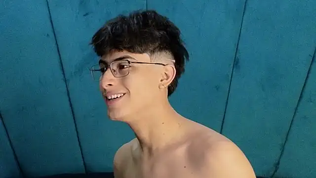 Snapshot of Aaron_Eze chatting on November 6, 11:31 pm Aaron Eze online show from November 6, 11:31 pm