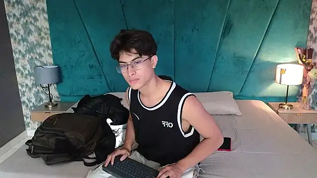 Aaron Eze online show from February 26, 8:31 pm