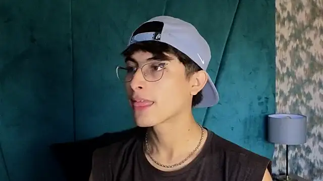 Snapshot of Aaron_Eze chatting on November 2, 9:42 pm Aaron Eze online show from November 2, 9:42 pm