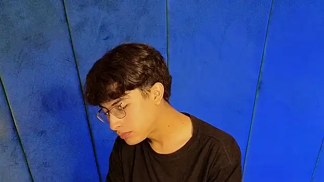 Snapshot of Aaron_Eze chatting on November 1, 10:14 pm Aaron Eze online show from November 1, 10:14 pm