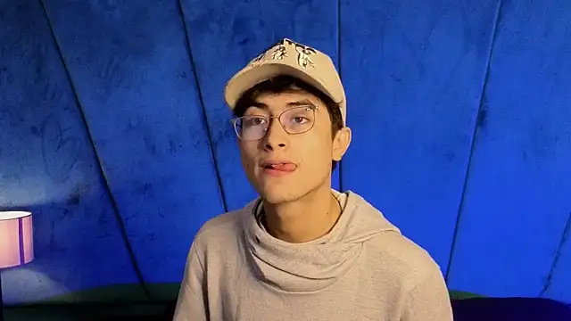 Snapshot of Aaron_Eze chatting on November 5, 10:46 pm Aaron Eze online show from November 5, 10:46 pm