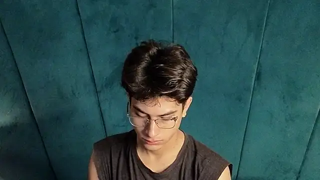 Snapshot of Aaron_Eze chatting on October 29, 11:47 pm Aaron Eze online show from October 29, 11:47 pm