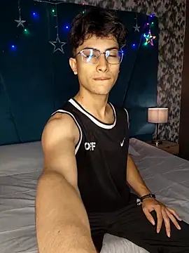 Aaron Eze online show from December 20, 10:45 pm