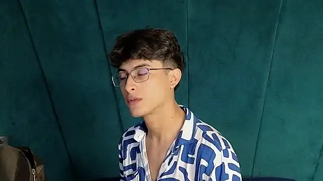 Snapshot of Aaron_Eze chatting on November 20, 9:04 pm Aaron Eze online show from November 20, 9:04 pm